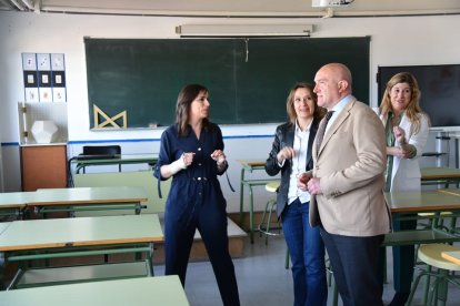 Los consejeros Rocío Lucas y Jesús Julio Carnero, junto a la directora del IES Parquesol, Raquel Martínez, y a la delegada Territorial de la Junta en Valladolid, Raquel Alonso. EM