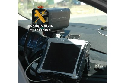 Coche de la Guardia Civil equipado con un radar móvil.- E. M.