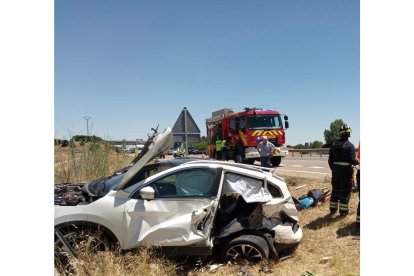 Una mujer herida tras la colisión de dos turismos a la altura de Tordesillas. Bomberos Diputación de Valladolid