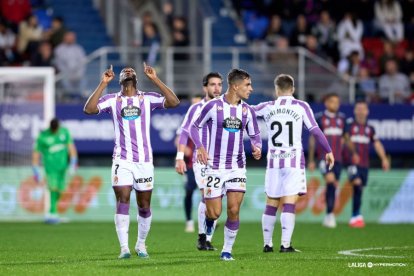 Sylla celebra uno de los goles del Real Valladolid en la primera vuelta. / LALIGA