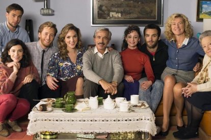 Imagen promocional de la serie de TVE-1 Cuéntame cómo paso, en la que aparecen todos los protagonistas de la nueva temporada.-IRENE MERITXELL