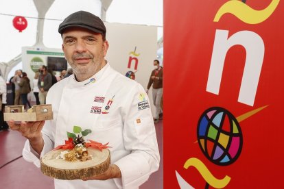 El presidente del jurado nacional, y copresidente del Mundial, Jesús Sánchez, sostiene dos de los pinchos participantes. J.M. LOSTAU