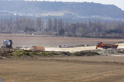 Escasas máquinas trabajando en uno de los tramos vallisoletanos de la A-11.- JOAQUÍN RIVAS / PHOTOGENIC