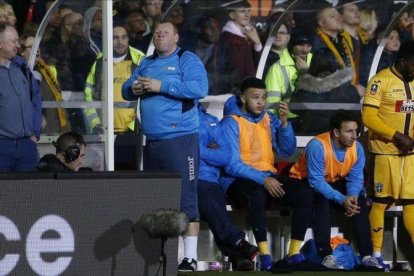 Wayne Shaw comiendo en el banquillo con el partido en juego-REUTERS / ANDREW COULDRIDGE