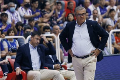 Paco García, entrenador del UEMC Real Valladolid Baloncesto. / J. M. LOSTAU