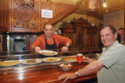 Fans históricos. El exatleta Mariano Haro se toma una cerveza mientras Alberto Bustos, de Casa Pepe’s, le sirve una ración.-BRÁGIMO