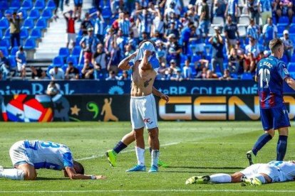 Los jugadores del Leganés se lamentan de una ocasión fallada en el último minuto.-