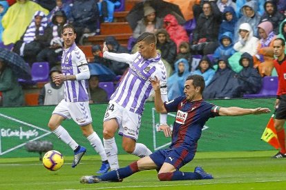 El azulgrana Escalante impide que el blanquivioleta Alcaraz progrese con el balón, ante la presencia de su compañero Calero.-J. M. LOSTAU