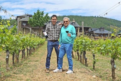 Prada y José Manuel Ferreira, el enólogo de Prada en las viñas que se encuentran frente al Palacio de Canedo.-