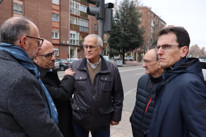 Concejales del PSOE de Valladolid con unos vecinos en la calle Amor de Dios. -E.M.