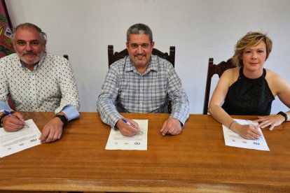 Firma del acuerdo entre las tres formaciones.- TWITTER