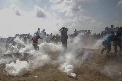 Enfrentamientos entre israelís y palestinos en Cisjordania con motivo del aniversario del estado de Israel.-MOHAMMED SABER (EFE)