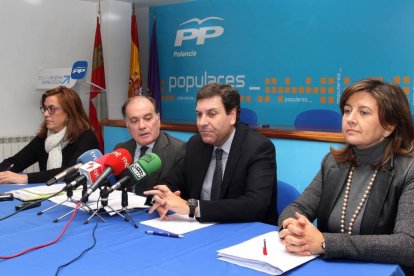 (I a D) La senadora Ángeles Armisén, el consejero de Economía y Empleo, Tomás Villanueva, el presidente del PP de Palencia, Carlos Fernández Carriedo, y la viceconsejera de Política Económica, Empresa y Empleo, Begoña Hernández-Ical