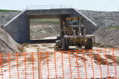 Una máquina circula cerca de un puente en las inmediaciones de Villabáñez en las obras de la Autovía A-11 en la provincia de Valladolid.- PHOTOGENIC