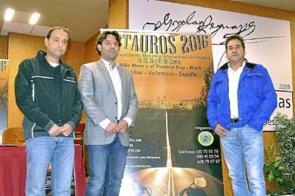 Pablo Barragán, José Antonio González Poncela y Juan Carlos Ruiz ayer, ante el cartel de la nueva edición, durante la presentación de ‘Motauros’.-Santiago