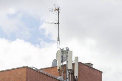 Antena de telefonía en un edificio.- E. M.