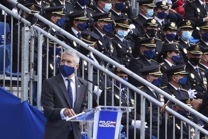 Grande-Marlaska durante su intervención, con los policías en la tribuna. ICAL