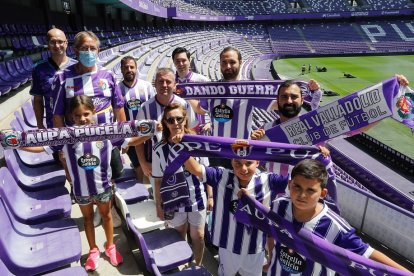 Varios peñistas del Real Valladolid en el Fondo Norte de Zorrilla. / LOSTAU