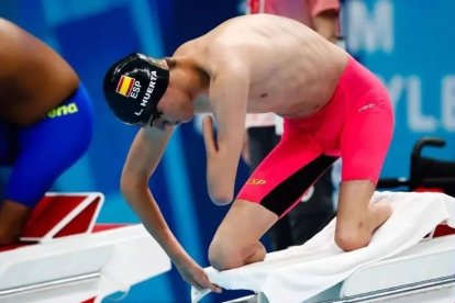 El nadador Luis Huerta en una competición anterior, antes de lanzarse al agua. / E. M.