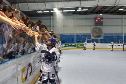 Las jugadoras del Munia Panteras celebran el triunfo ante Tucans. / A. P. Z.