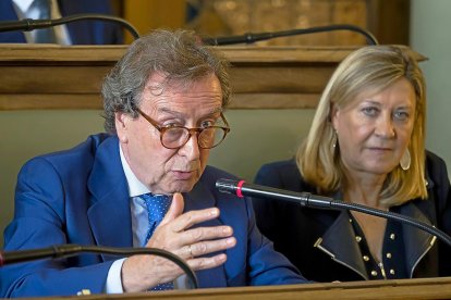 José Antonio De Santiago-Juarez y Pilar del Olmo en el pleno del Ayuntamiento de Valladolid.-PABLOREQUEJO /PHOTOGENIC