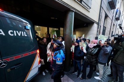 Familiares y amigos concentrados a a las puertas de los juzgados de Valladolid ante la llegada del sospechoso Óscar S. para prestar declaración. / M.A. Santos (Photogenic)