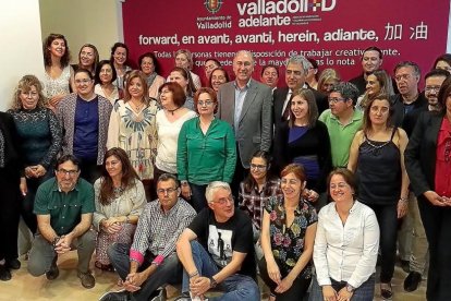 Los participantes en las lanzaderas de empleo con el concejal Antonio Gato y el director de la Fundación Santa María la Real, Juan Carlos Prieto, en el centro-EL MUNDO