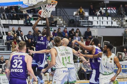 Tau Castelló - UEMC Real Valladolid Baloncesto. / LOF