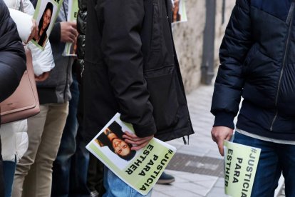 Familiares y amigos concentrados a a las puertas de los juzgados de Valladolid ante la llegada del sospechoso Óscar S. para prestar declaración. / M.A. Santos (Photogenic)