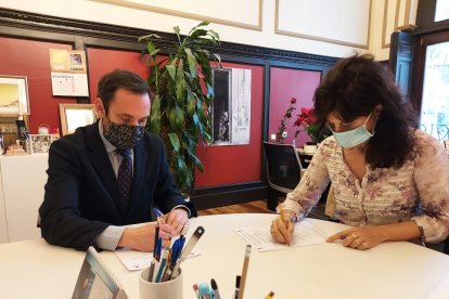 La concejala de Cultura y Turismo, Ana Redondo, y el presidente de la Asociación de Hoteles de Valladolid, Francisco Posada, llegan a un acuerdo para promocionar y apoyar a los alojamientos de la capital.
