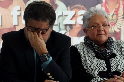 os dirigentes de la FARC Iván Márquez e Imelda Daza anuncian en Bogotá la retirada de la candidatura de Rodrigo Londoño, Timochenko, a la presidencia de Colombia.-EFE / MAURICIO DUEÑAS CASTAÑEDA