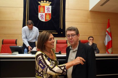 La consejera de Familia e Igualdad de Oportunidades, Milagros Marcos, saluda al procurador socialista Jorge Félix Alonso antes de comparecer ante la Comisión del ramo de las Cortes para informar sobre dependencia y la intoxicación alimentaria en una resid-Ical