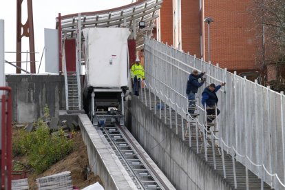 <p>La construcción de los elevadores de Parquesol continúa con el acelerador pisado y esta vez le ha tocado el turno a la ladera norte con la previsión de terminar en marzo de 2023, un plazo que se alargará seis semanas y retrasará hasta abril o mayo la puesta en funcionamiento. El elevador de esta ladera conectará la calle Julio Senador Gómez, en la parte trasera del centro comercial Carrefour, y Juan de Valladolid, en la zona alta de Parquesol.</p>