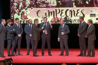 Manu Serrano, Dani Marrón, Álex Gutiérrez-Müller, Pablo César Gutiérrez ‘Peisi’, Juan Carlos Martín ‘Hansen’, José María Valentín-Gamazo y Óscar Puente, junto a Jesús Álvarez.-J.M.LOSTAU