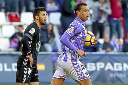 De Tomás corre con el balón tras lograr el empate frente al Lugo. J. M. LOSTAU-J. M. LOSTAU