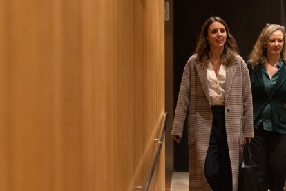La ministra de Igualdad, Irene montero, junto a la delegada del Gobierno contra la Violencia de Género, Victoria Rosell. EUROPA PRESS