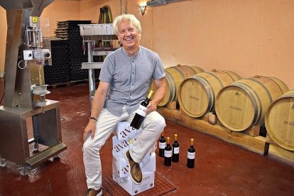 Víctor, en el interior de su pequeña bodega ribereña, donde realiza todo el proceso de elaboración del vino, desde la fermentación al embotellado.-ARGICOMUNICACIÓN