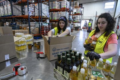 Voluntarios del Banco de Alimentos durante la campaña solidaria 'Ningún Hogar Sin Alimentos'.- CAIXABANK