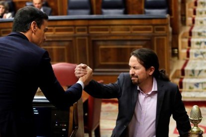 El líder de Unidas Podemos, Pablo Iglesias, saluda a Pedro Sánchez (i), tras su intervención ante el pleno del Congreso de los Diputados en la primera jornada de la sesión de investidura de Pedro Sánchez como presidente del Gobierno.-EFE