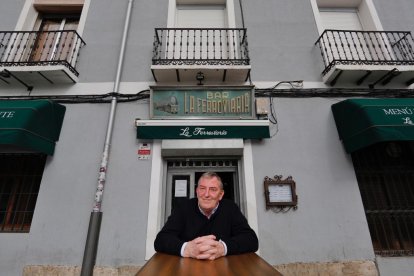 El propietario del bar la Ferroviaria, José Luis Martínez , que cumple 120 años en su emblemático establecimiento. PHOTOGENIC