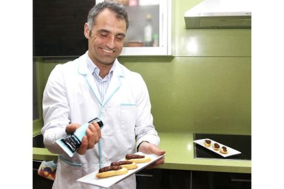 David Ramos muestra su morcilla en crema o ‘en tubo’ en la fábrica de Villacidaler.-BRÁGIMO