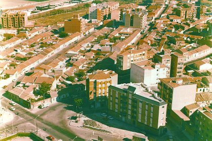 VISTA AÉREA PARCIAL DEL BARRIO DE LOS PAJARILLOS EN LA DÉCADA DE LOS 80