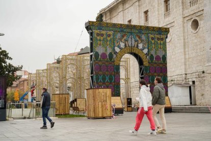 Instalación este lunes de el 'El Palacio de la luz' en la plaza de Portugalete de Valladolid. -J.M. LOSTAU