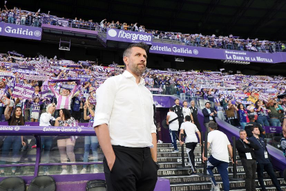 Pezzolano en la previa del partido con la afición de fondo / ICAL