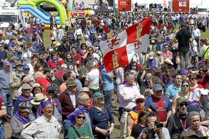 Más de 16.000 personas visitaron la campa de Villalar.En la imagen, público reunido ante el escenario escucha una actuación.-J.M. LOSTAU