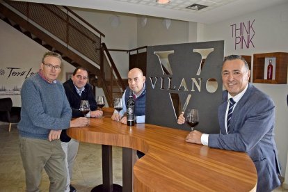 De izda. a dcha.:  Julián Pascuas, presidente de la bodega;  el enólogo José Carlos Álvarez;  José Ignacio Rico, director comercial nacional y Desiderio Sastre, director general.-