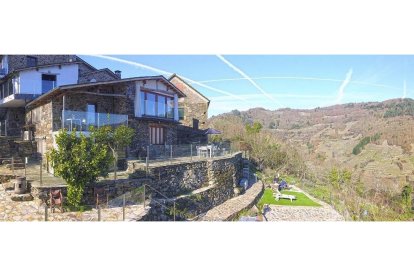 Exterior de la casa rural. Abajo, detalle de dos estancias de Cabo do Mundo.-L.P.