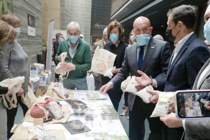 El consejero de Agricultura y Ganadería, Jesús Julio Carnero, participa en la II Feria del Pan y la Lenteja de Tierra de Campos celebrada en Mayorga (Valladolid). - ICAL