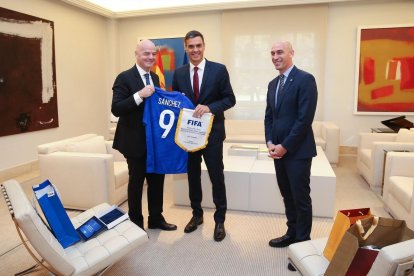 Infantino, presidente de la FIFA, le entrega una camiseta a Pedro Sánchez, junto a Luis Rubiales-FERNANDO CALVO (EFE)