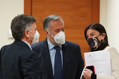 Francisco Vázquez, Carlos Pollán y Ana Sánchez, en la reunión de la primera Mesa de las Cortes de ayer. ICAL